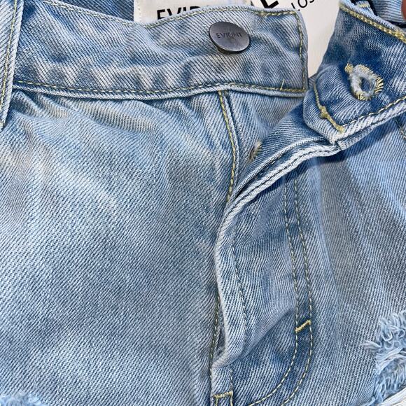 NWT Womens Cuffed Denim Shorts Distressed Light Wash 3” Inseam Size 26 - Picture 3 of 7